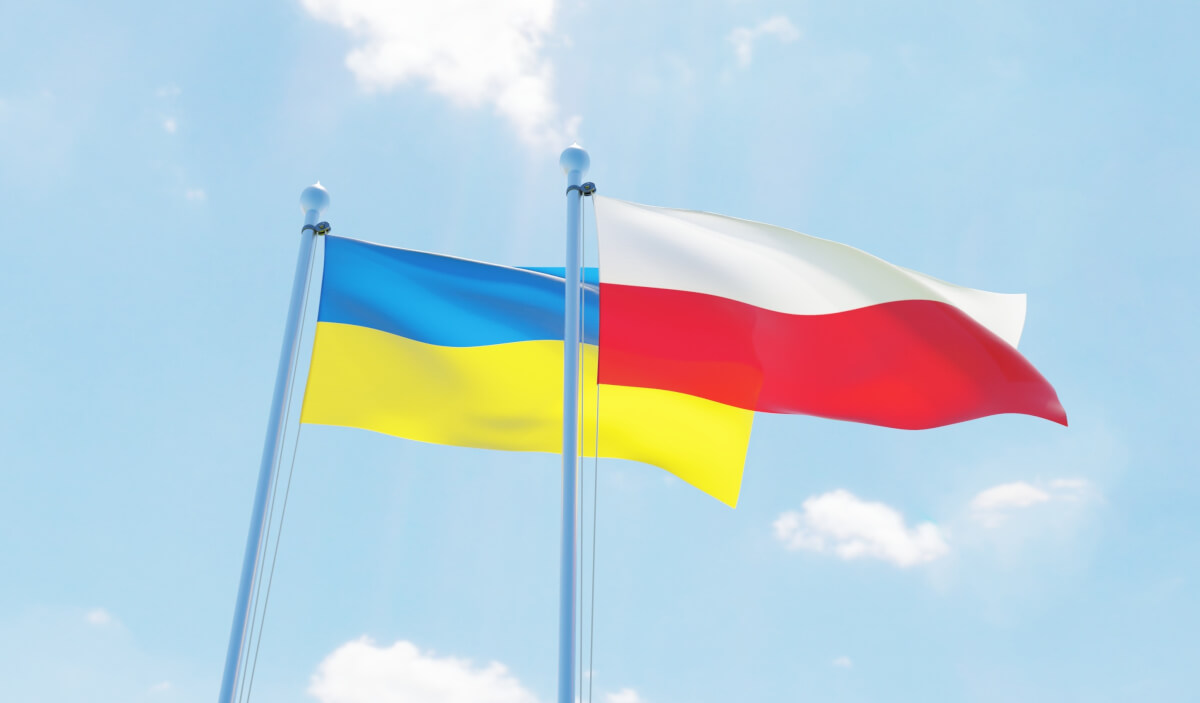 Флаг Украины и Польши на фоне неба-RU