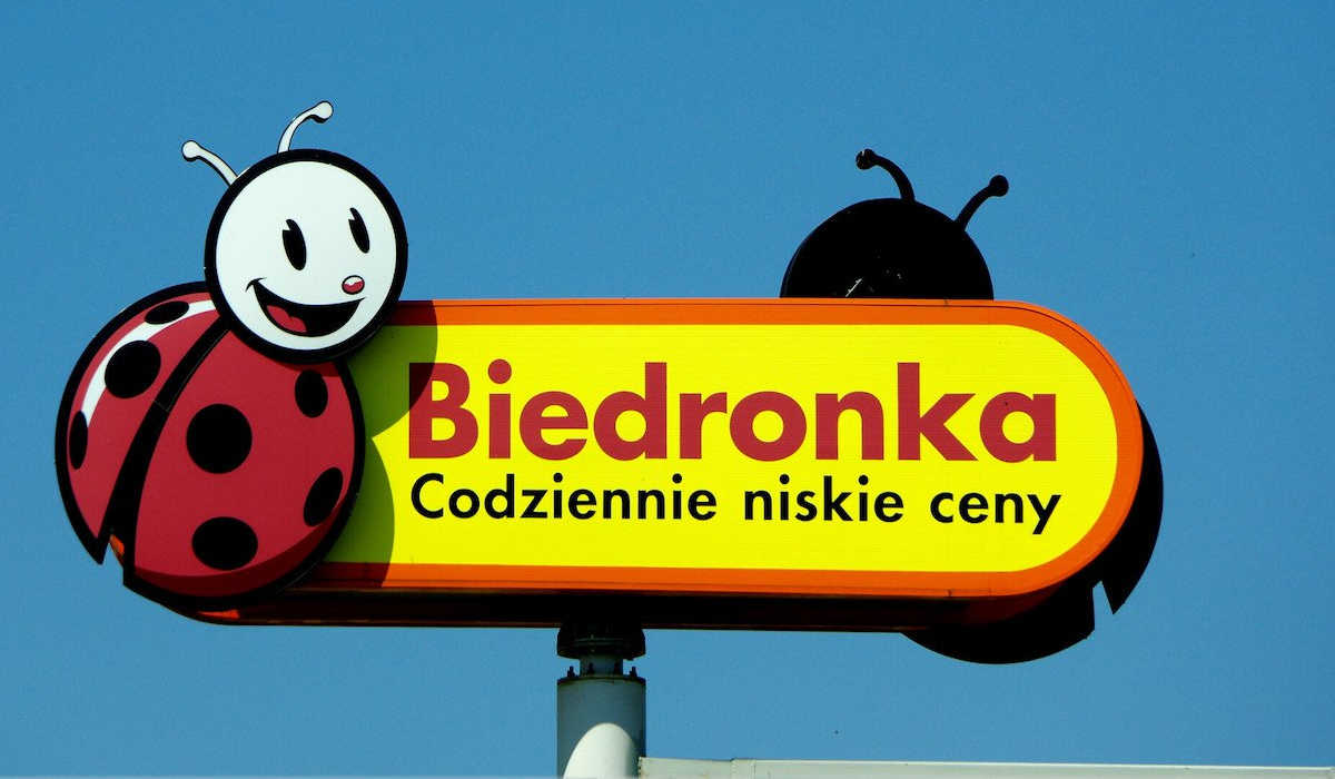 вивіска бедронки, яка платить 2000 злотих для українців - UK