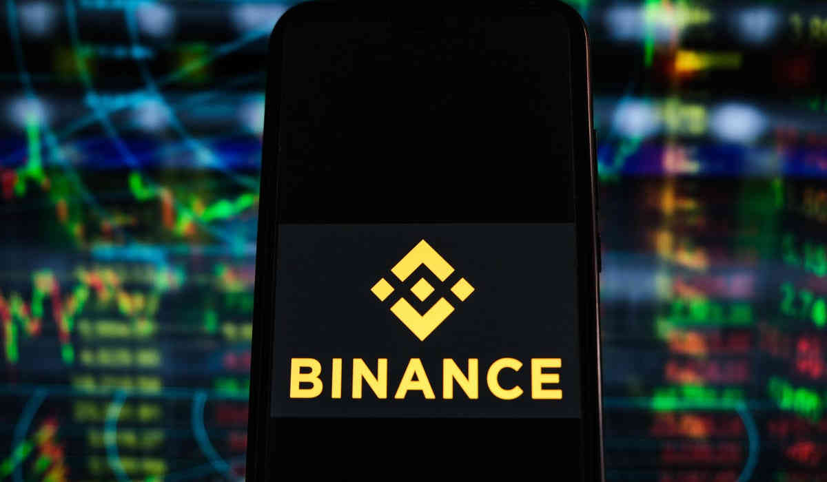 Телефон з лого binance (бінанс) допомога українцям