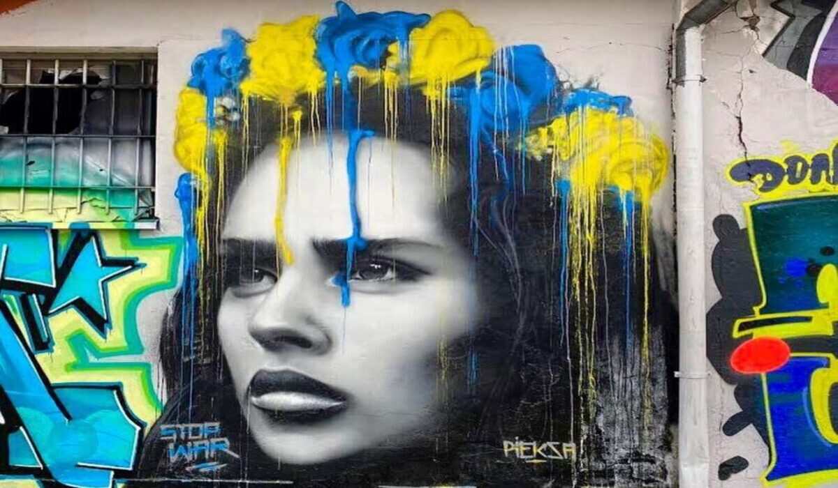 Стрит-арт девушка в желто-голубом венке в Кракове