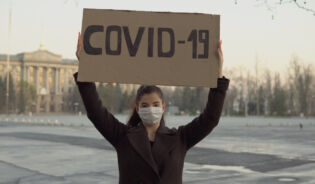 женщина в маске от коронавируса-RU