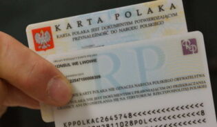 Karta Polaka w rękach