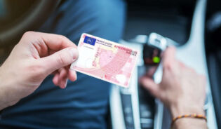 osoba z Ukrainy trzyma wymienione prawo jazdy na Polskie