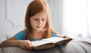 Девочка читает книгу-RU