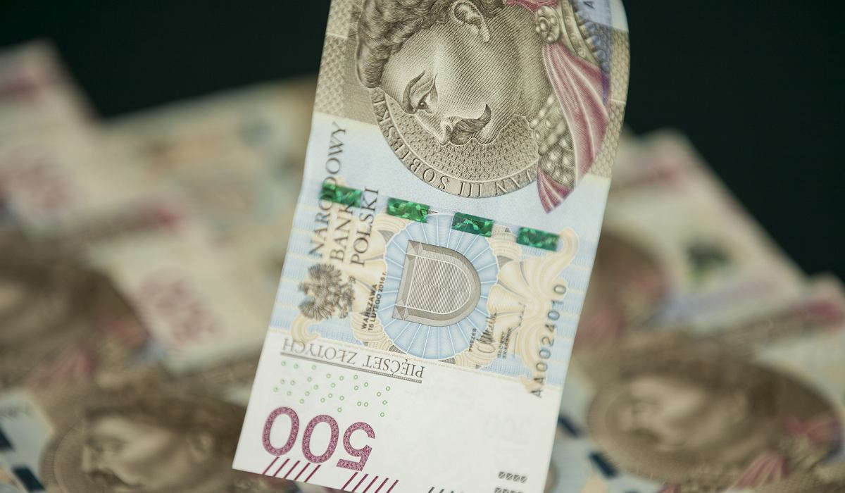 польские денежные купюры помощь украинцам в Польше от красного креста - RU