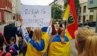 Плакат с текстом russia is terrorist state