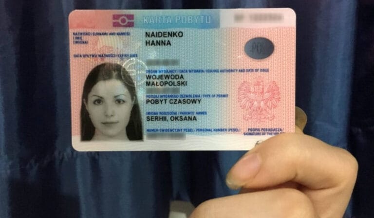 Czym jest niebieska karta UE i jak ją uzyskać w 2025 roku