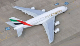 Самолет авиакомпании Emirates со стюардессами за работой