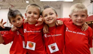 діти у футболках із написом save the children-UK