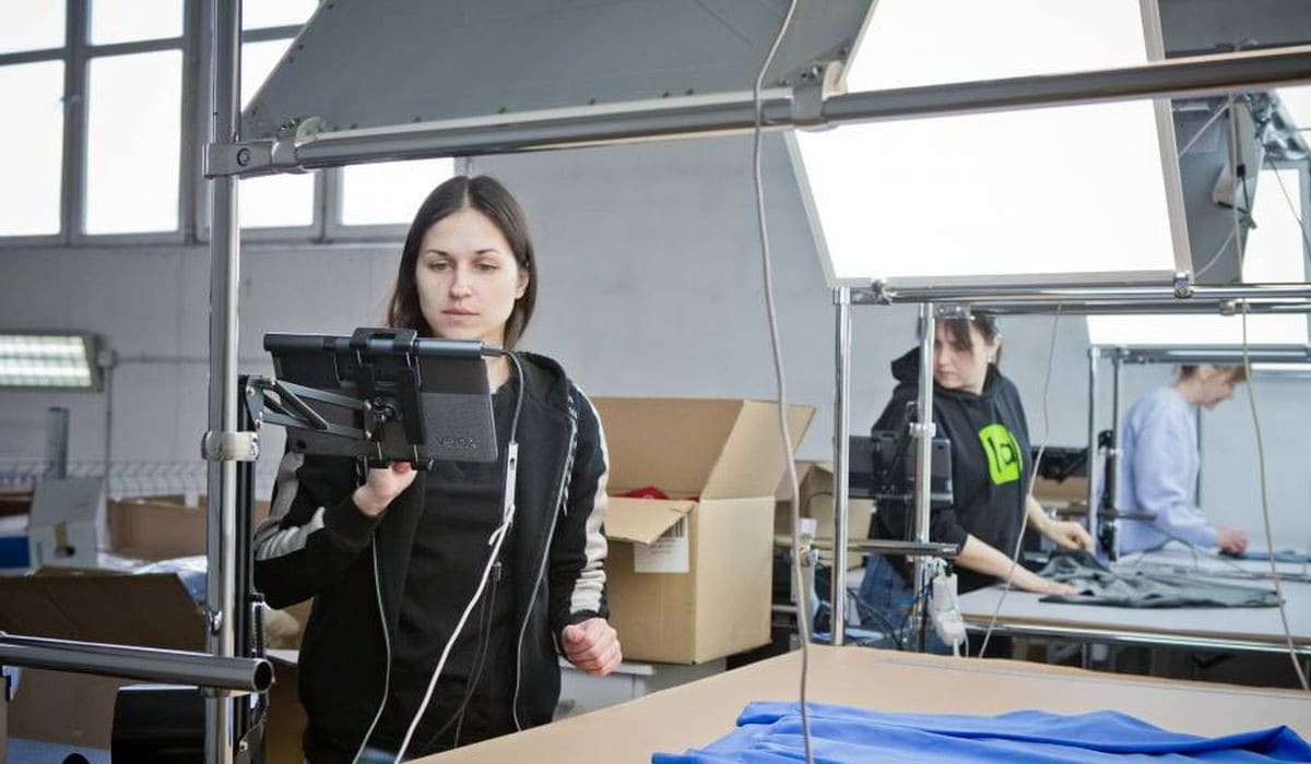 женщина рассматривает на планшете вещи lalafo для украинцев в Польше-RU