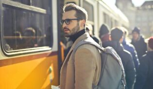 Mężczyzna czekający na autobus ma prawo do bezpłatnych przejazdów w Warszawie