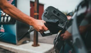 Napełnianie samochodu benzyną po niskiej cenie w Polsce