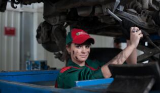 Kobieta pracująca jako mechanik