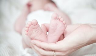 Dziecko po porodzie w Polsce z rodzicem który otrzyma pomoc finansową