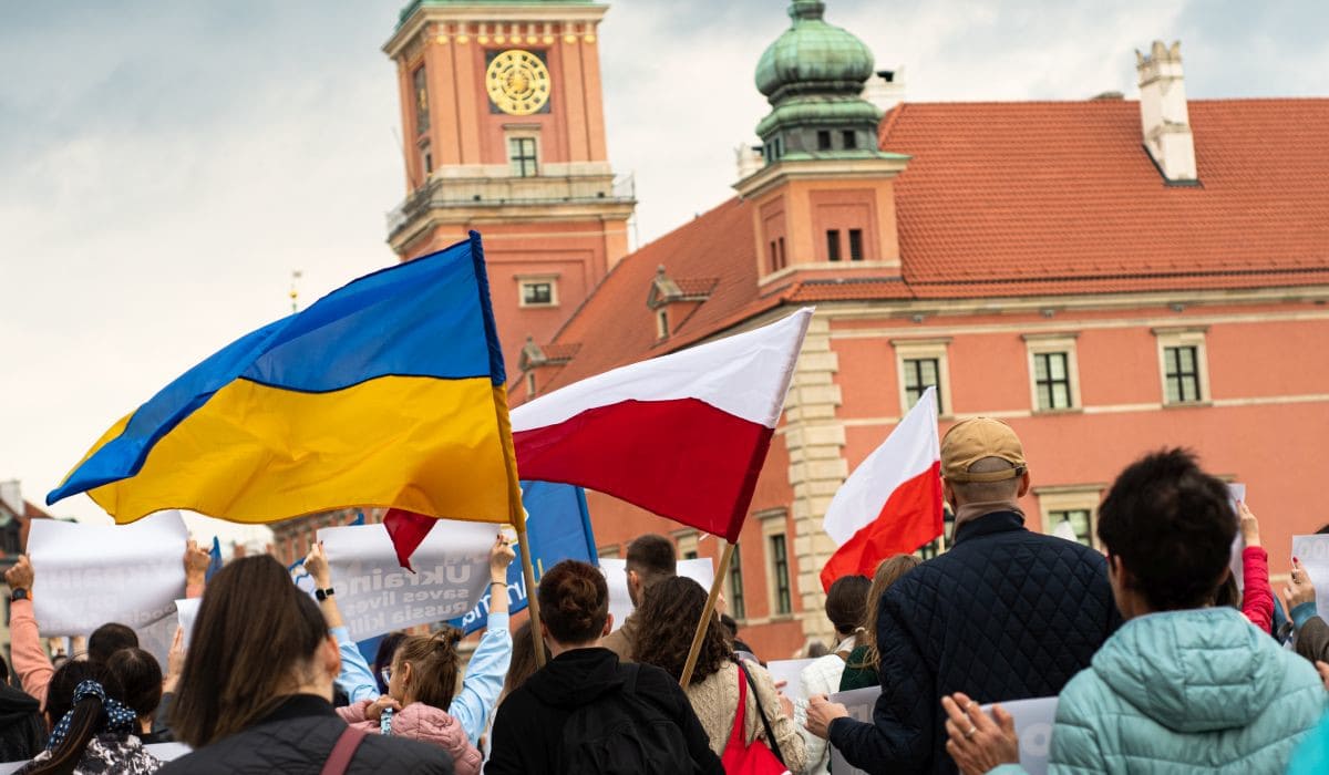 Ludzie na marszu w obronie praw ukraińców w Polsce