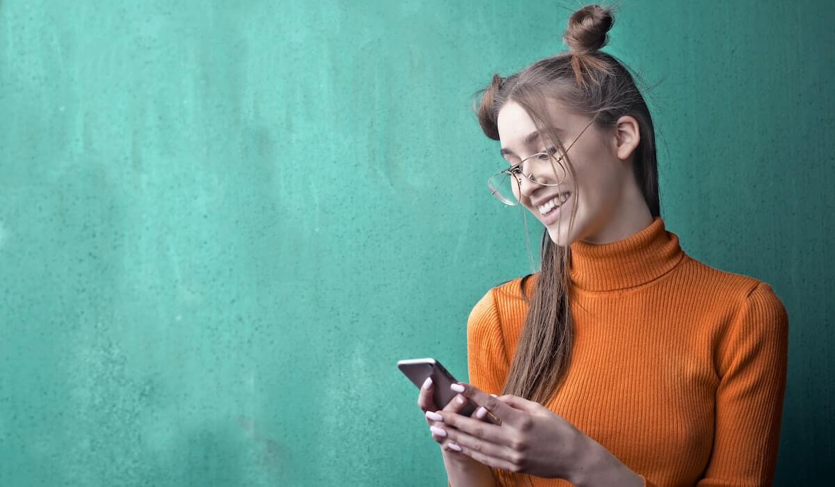 Женщина пользуется бесплатным проездом с телефона