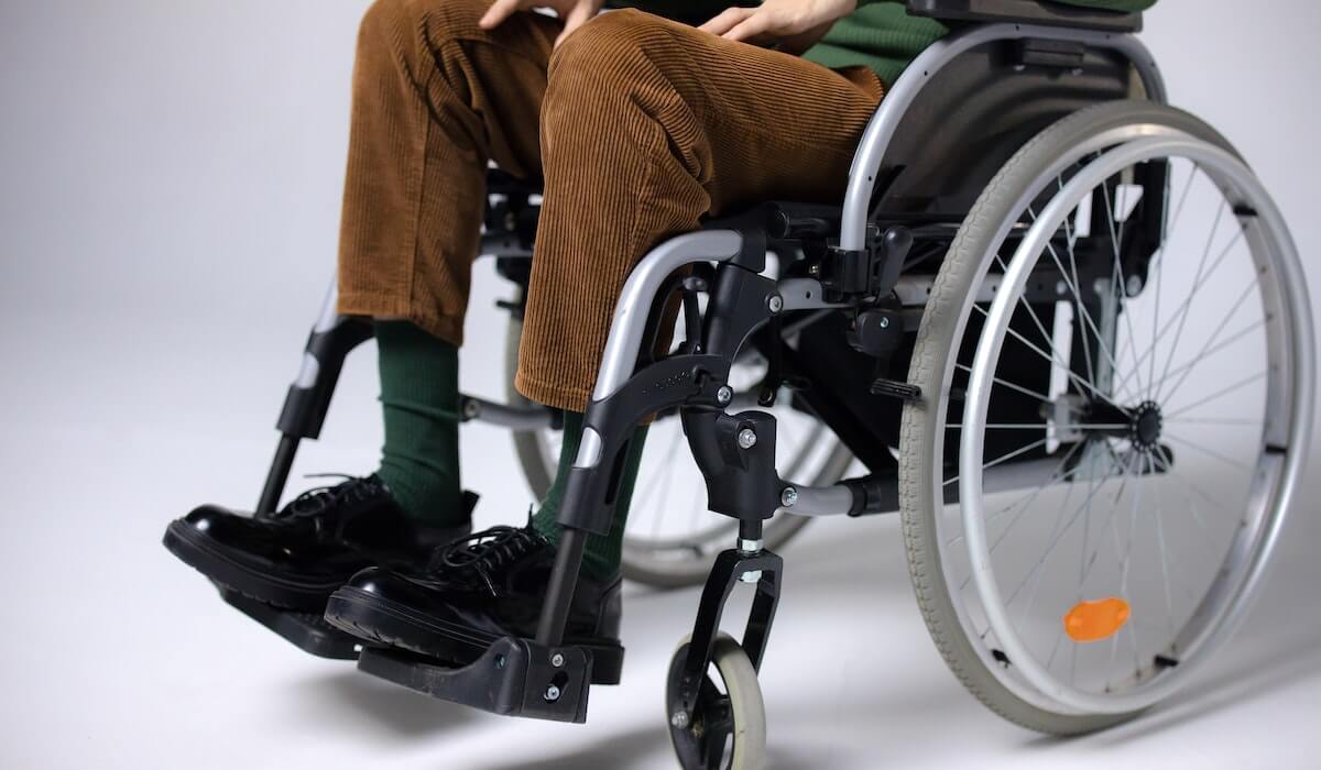 Инвалид в коляске который получил помощь 500+ для инвалидов в Польше