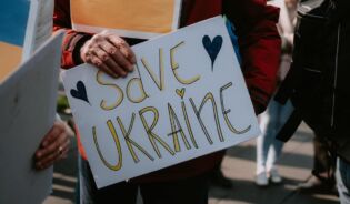 Plakat z tekstem Ratujmy Ukrainę
