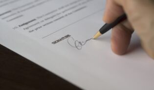 Podpisywane podanie o przedłużenie umowy o pracę