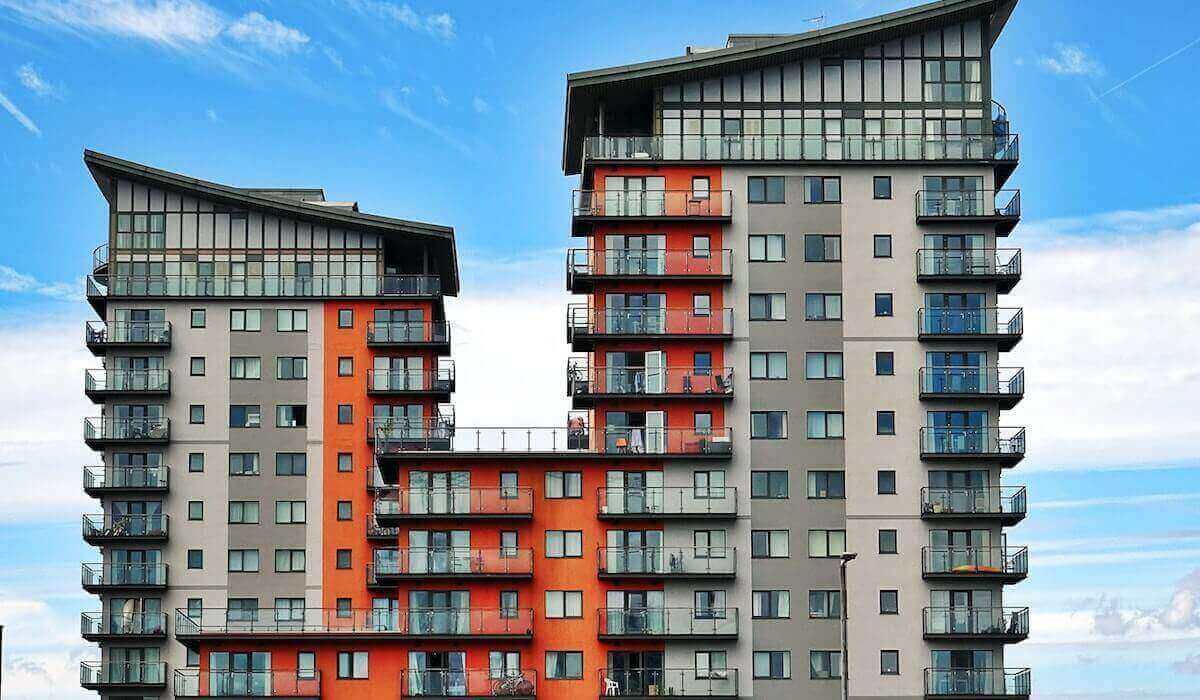 Apartamentowiec z róznymi cenami mieszkaniań w Polsce_PL