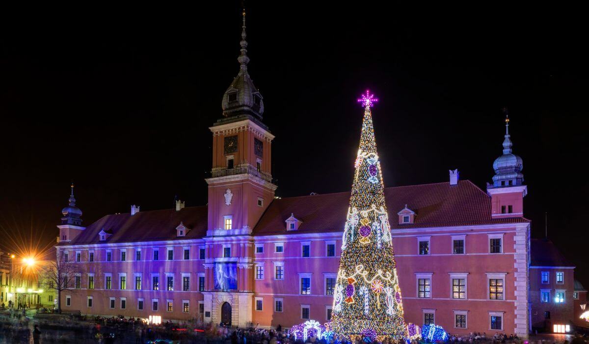 świąteczna choinka z lampkami na jarmarku bożonarodzeniowym w Polsce-PL
