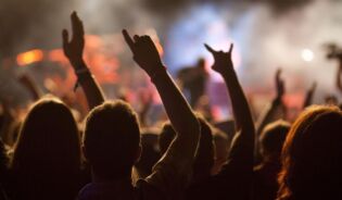 люди плескають на концерті українських виконавців у Польщі-UK