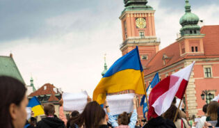 Marsz ukraińców na placu zamkowym w Warszawie
