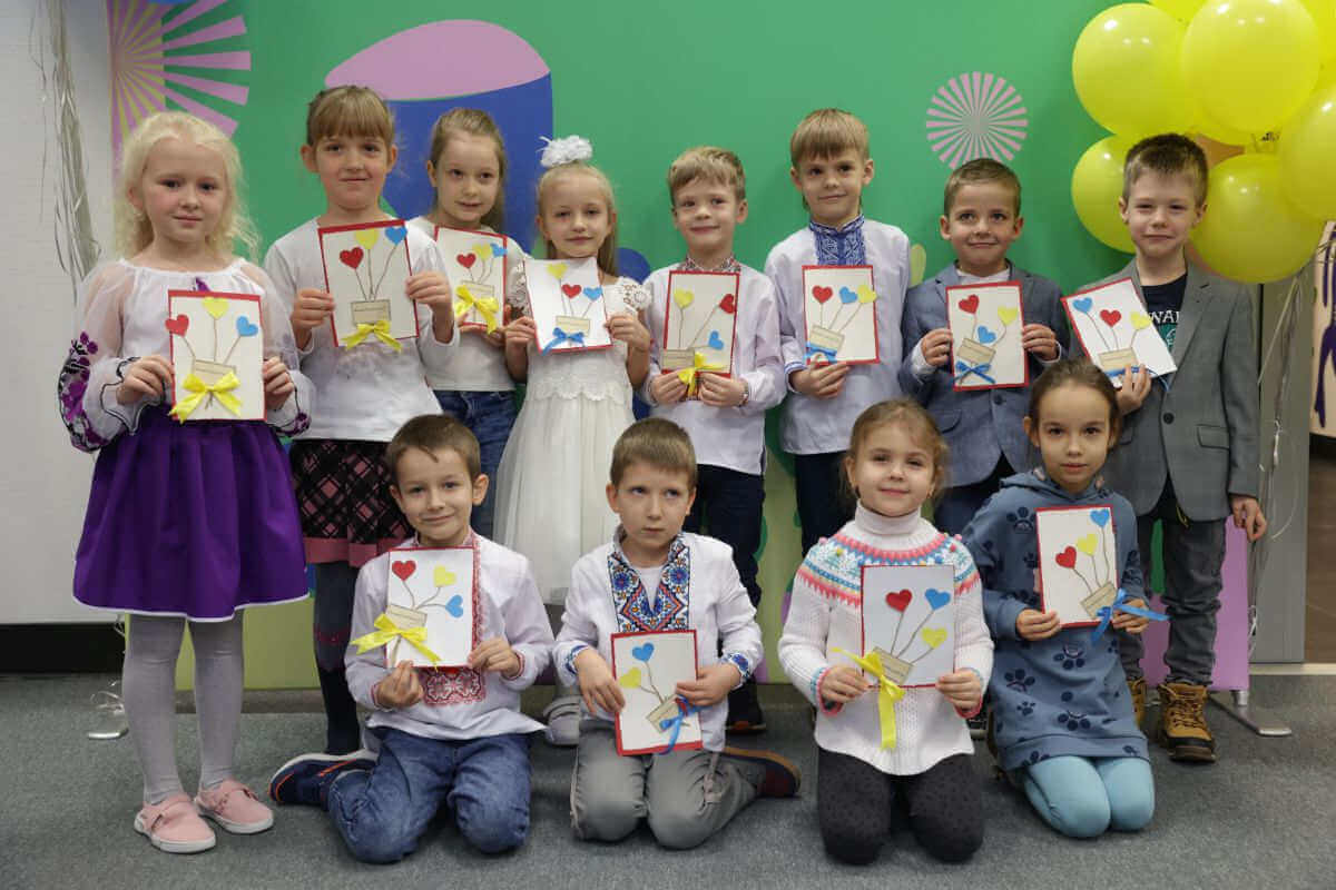 Uśmiechnięte dzieci po przeczytaniu bajek terapeutycznych