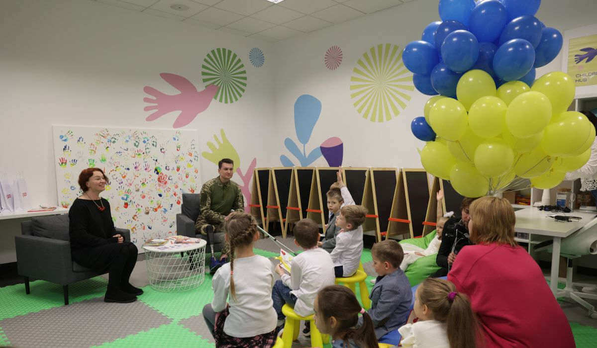 Dzieci słuchają bajek terapeutycznych