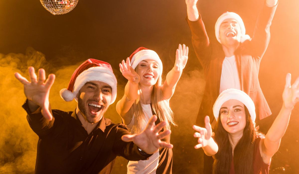 Młodzi ludzie w noworocznych kapeluszach bawią się w weekend w polsce 2023-PL