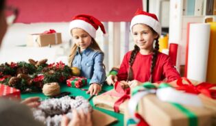 Дети открывают праздничные подарки.Ru