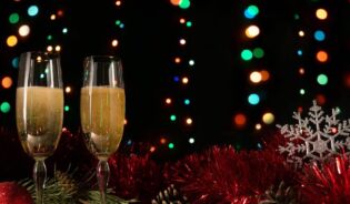 Новогодние украшения и напитки. Ru