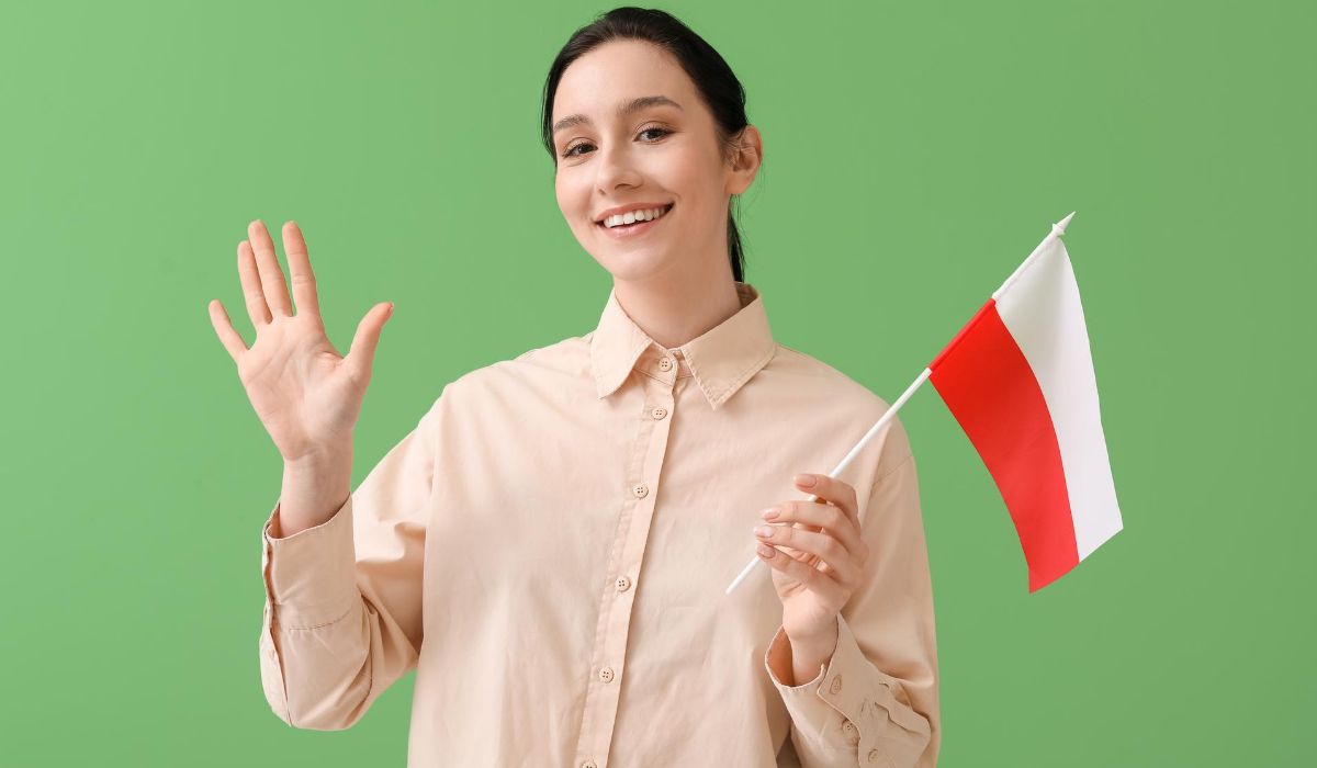 Украинка, которая учит польский язык онлайн бесплатно держит в руках флаг Польши. Ru