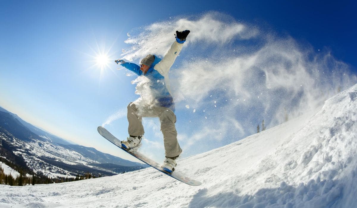 Mężczyzna jeździ na snowboardzie w polskim ośrodku narciarskim. Pl