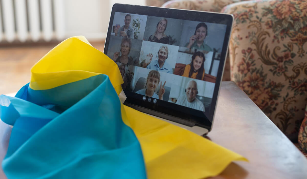 Ukraińska flaga leżąca na laptopie. Pl