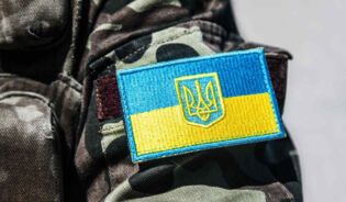 Wojskowy z ukraińskim symbolem