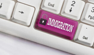 Klawiatura z różowym przyciskiem Immigration. Pl