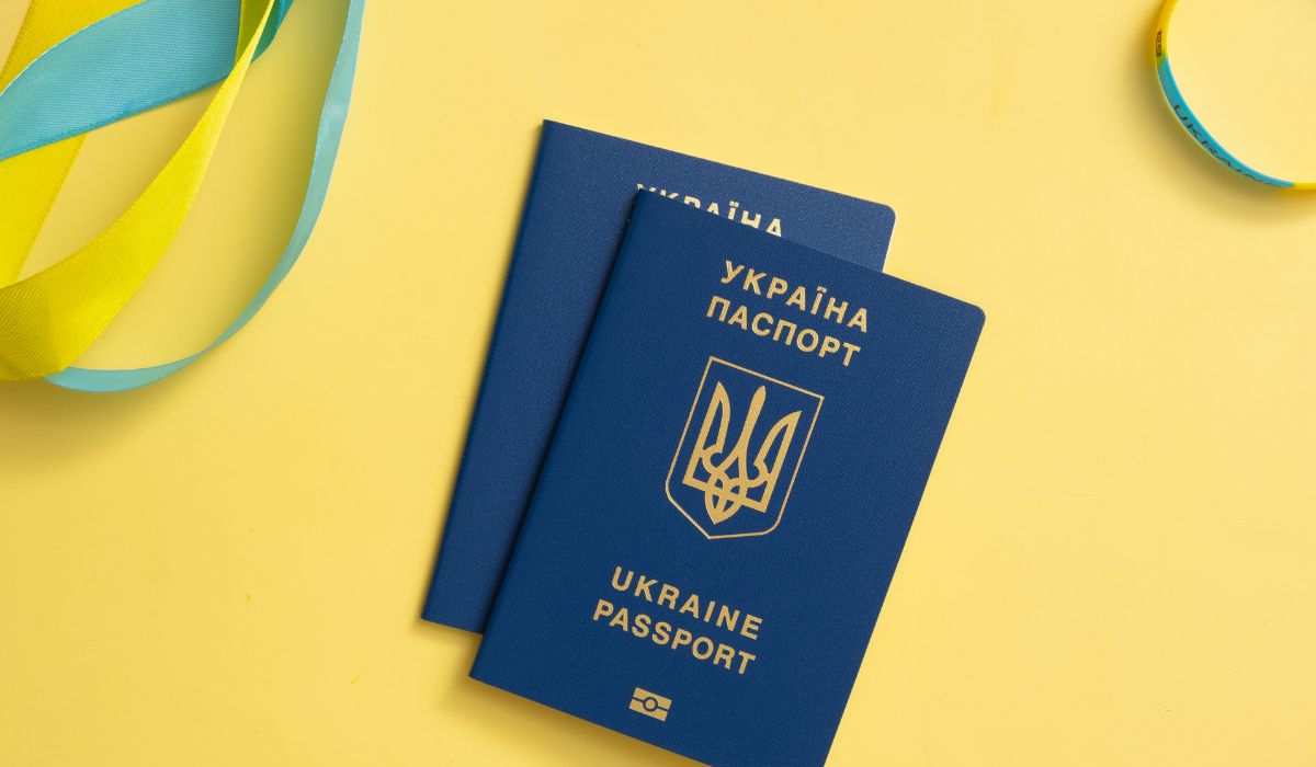 Ukraiński paszport i ukraińska wstążka. Pl