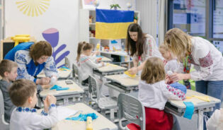 Ребенок занимается творчеством в Детском центре в Варшаве. Ru