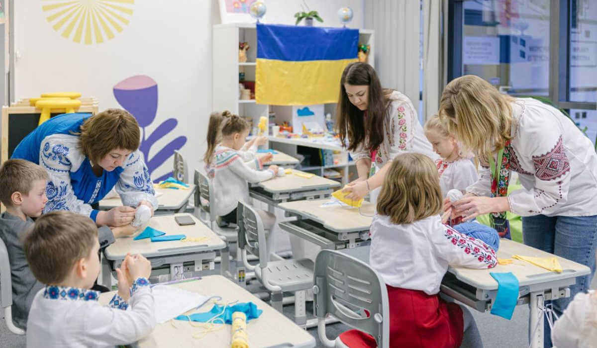 Dziecko wykonujące prace plastyczne w Children Hub w Warszawie. Pl