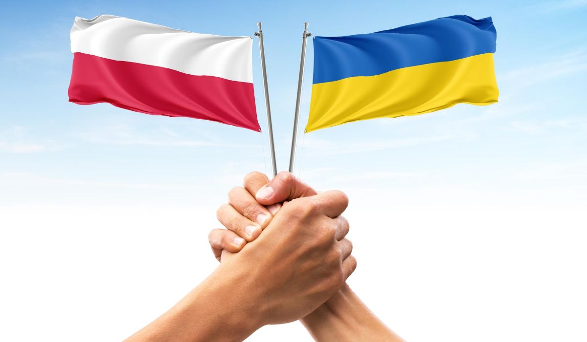 Флаг Польши и флаг Украины. Ru