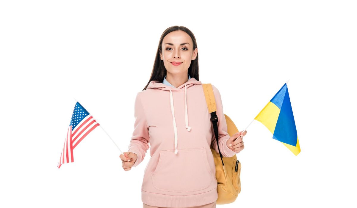 Kobieta trzymająca flagi Ukrainy i USA. Pl