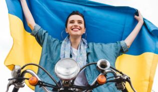 Kobieta z flagą Ukrainy. PL