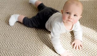 Маленька дитина на килимі у польських яслах за 400+. Pl