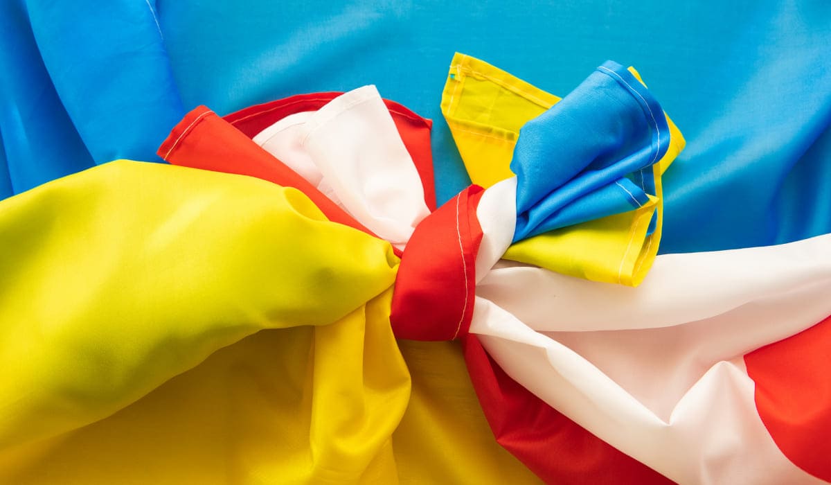 Прапори Польщі та України