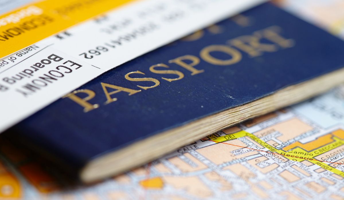 Закордонний паспорт який можна продовжити на виїзному консульському прийомі. Uk 