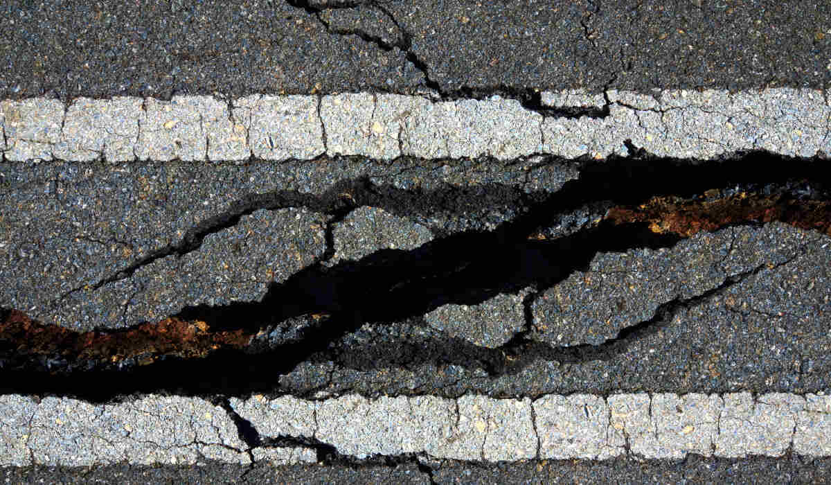 Droga zniszczona przez trzęsienie ziemi