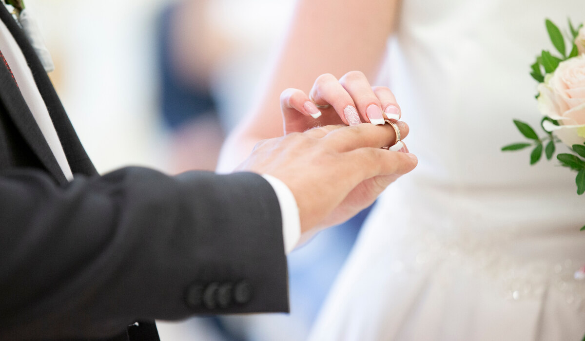 Українці реєструють шлюб у консульстві України в Польщі