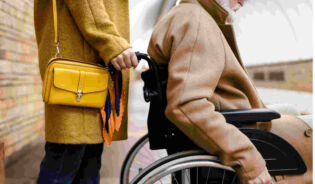 пожилой человек на инвалидной коляске-RU