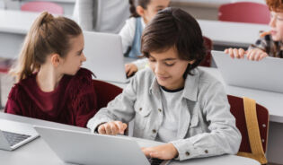 Учні 4-го класу в Польщі отримали безкоштовний ноутбук-UK